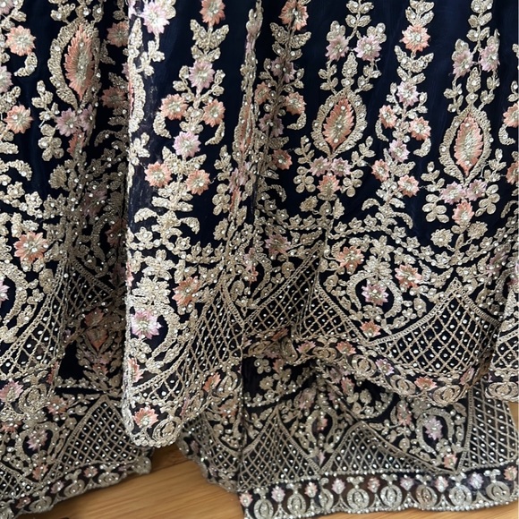 Please be informed this outfit is full of glitters it shines and sparkles . - Picture 7 of 9